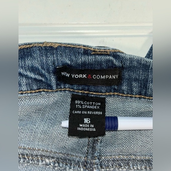 New York & Company Women's Size 16 Jeans W-38", I-31 Very Good Condition - Picture 6 of 7